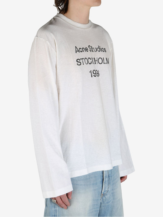White tee worn by aperson, showing the tee's fit