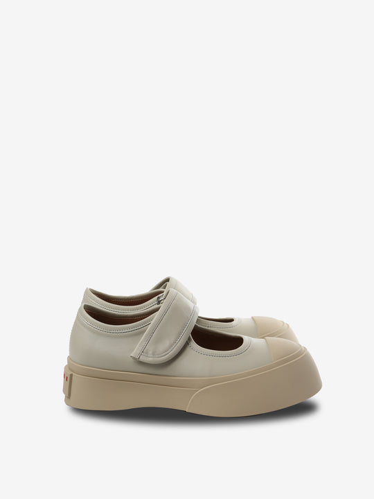 Tan shoes,front view