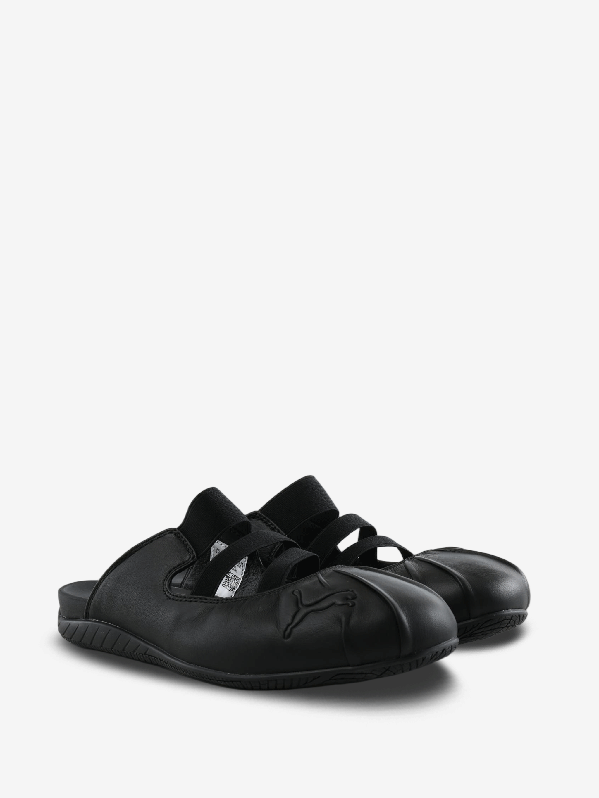 Black shoes, front view