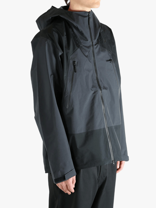 Black jacket worn by a person, showing the  jacket's fit