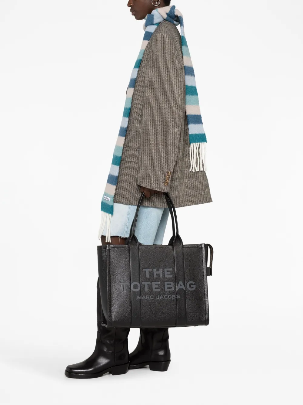 Blakc bag, full body view