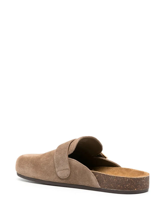 Brown mule, back view