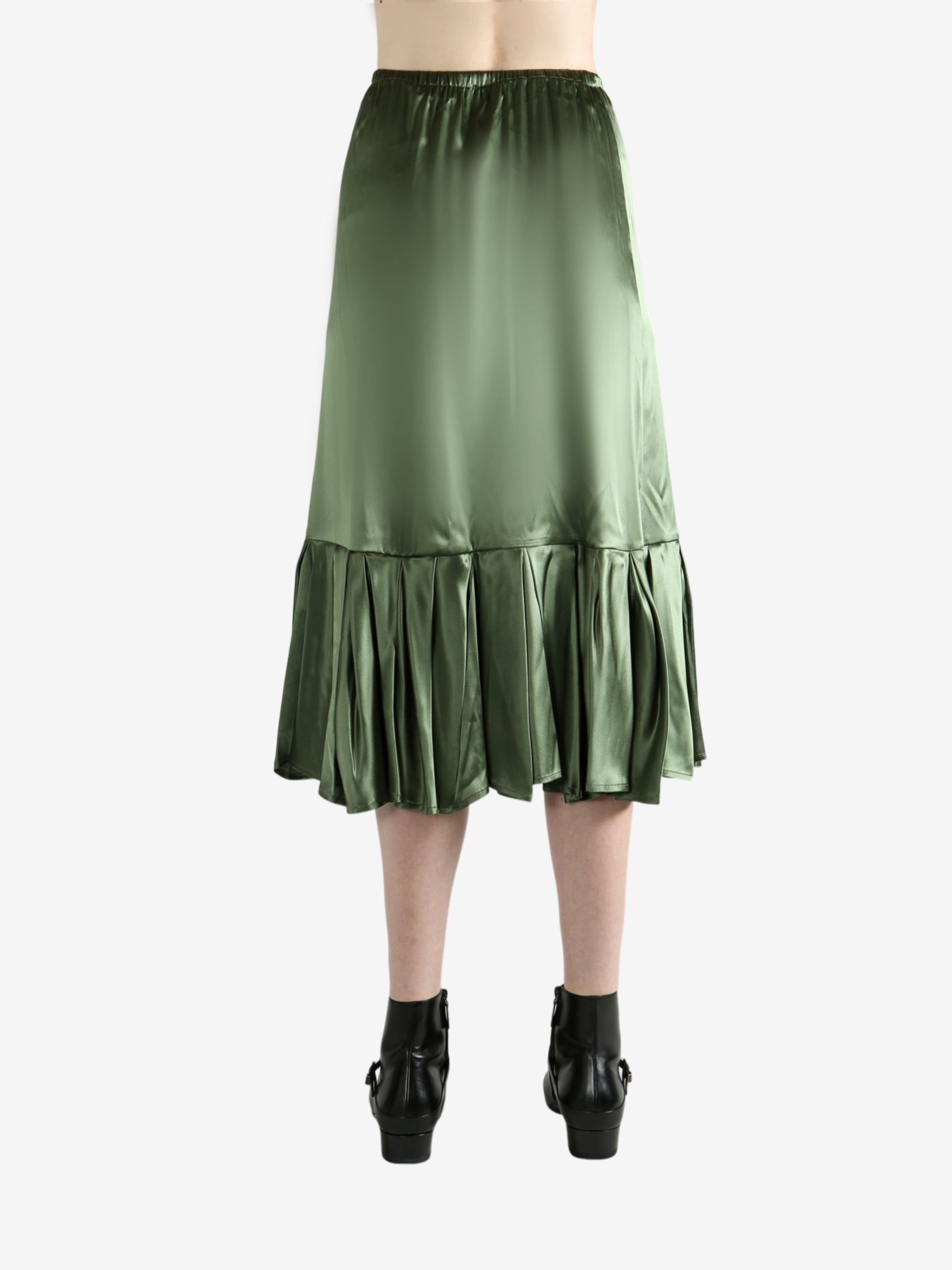 Green skirt worn by a person, showing the  skirt's fit