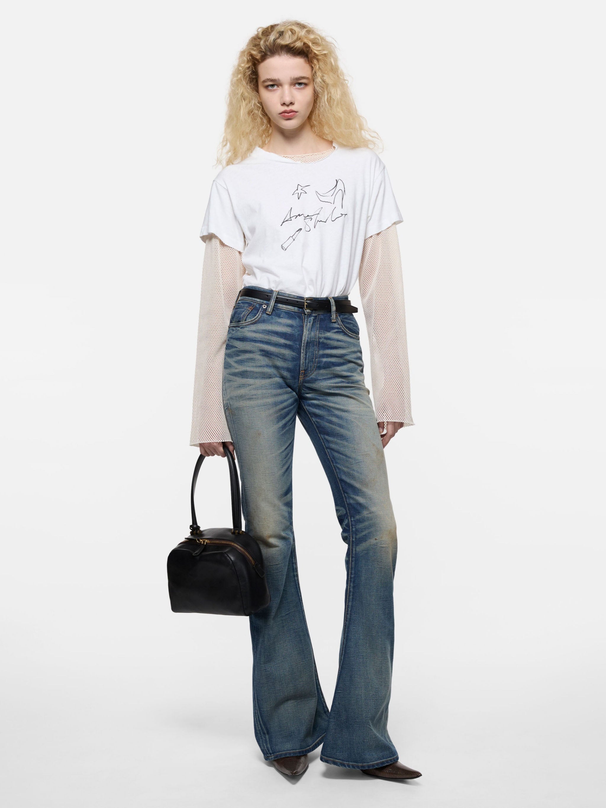 White t-shirt, full body view