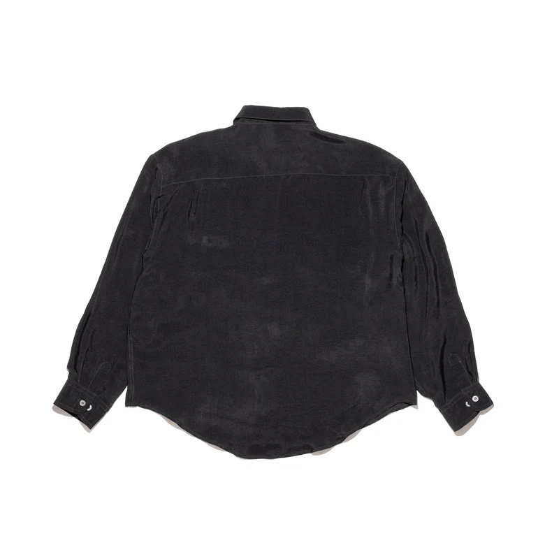 Black shirt, back view