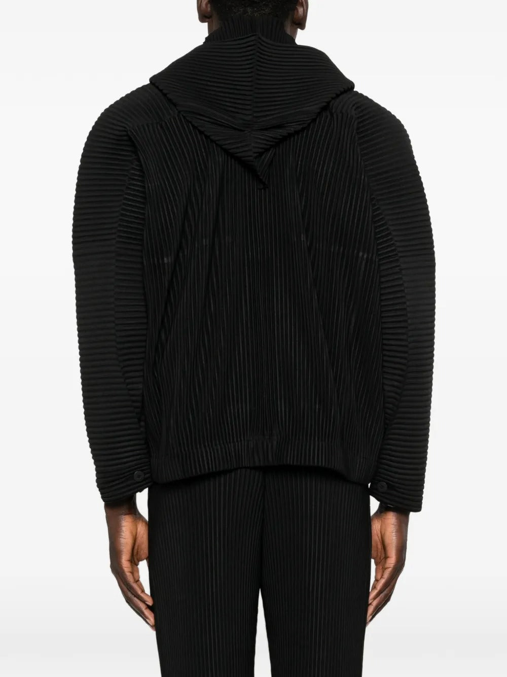 Black blouson worn by a person, showing the blouson's fit