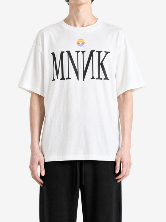 White t-shirt, full body view