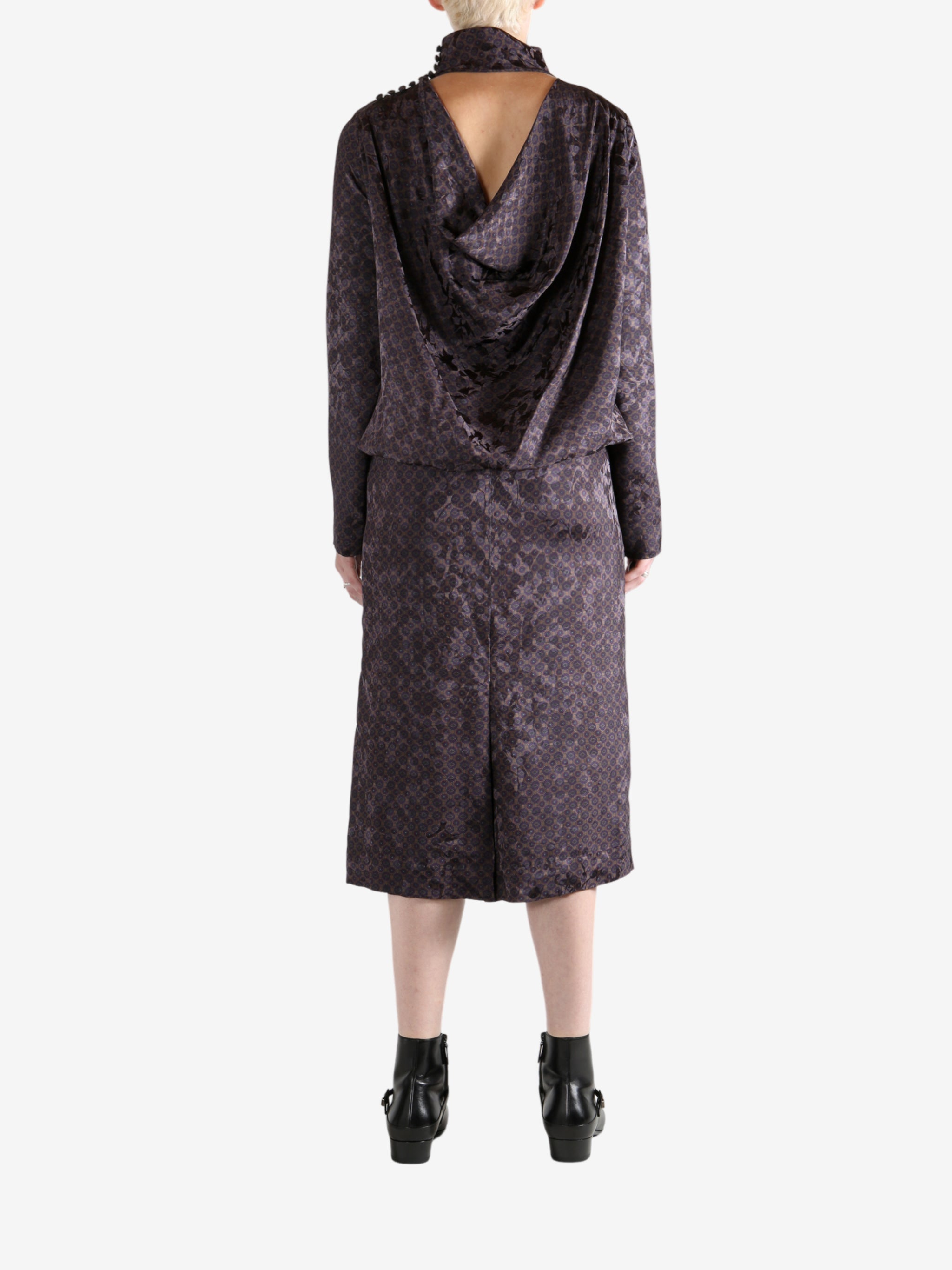 Brown dress，full body view