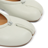 Close up of white tabi, showing the detial fo split toes