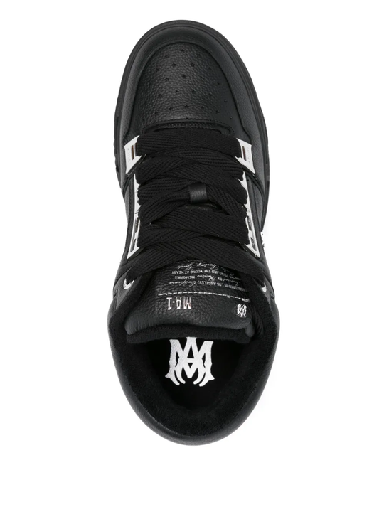 Black sneaker,front view