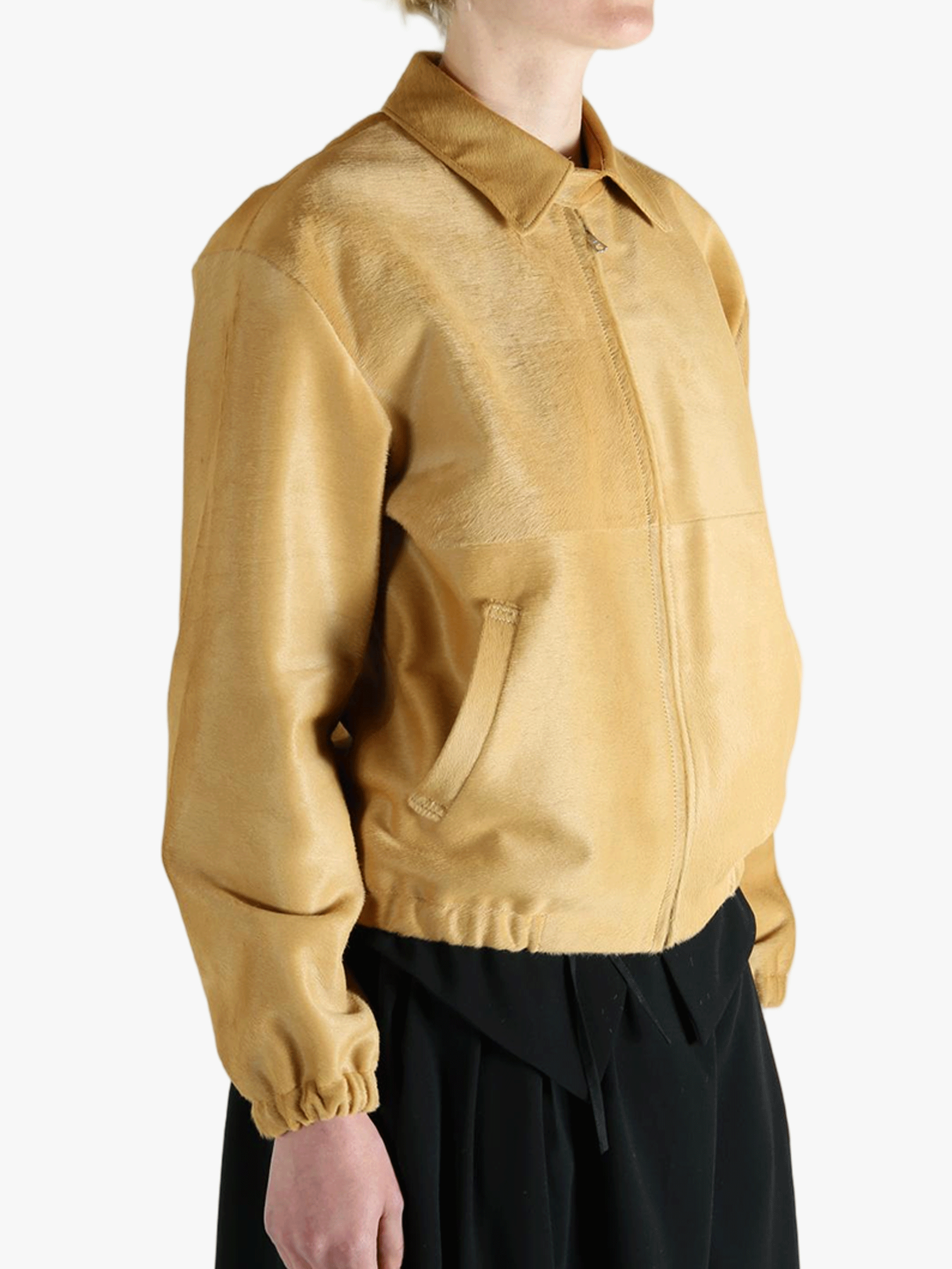 Yellow blouson worn by a person, showing the blouson's fit
