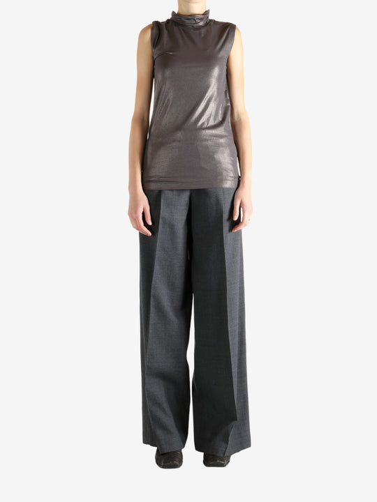 Grey tops,full body view