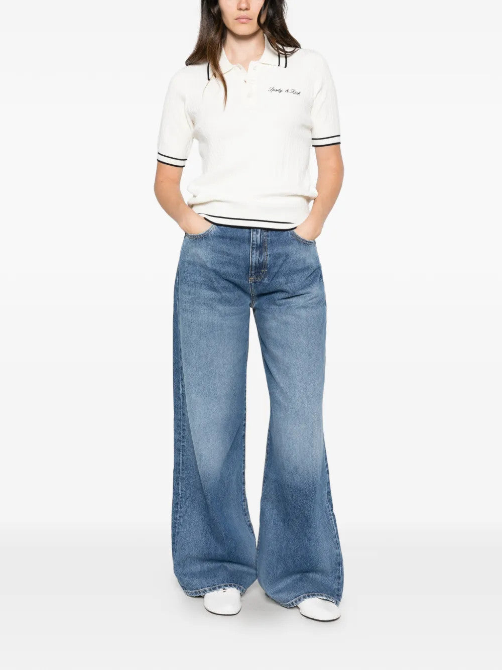 White t-shirt, full body view