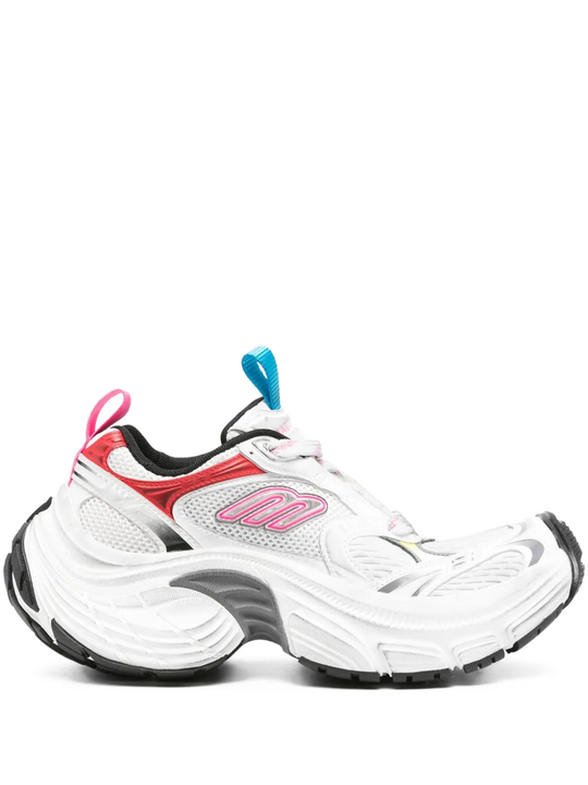 White sneaker,front view