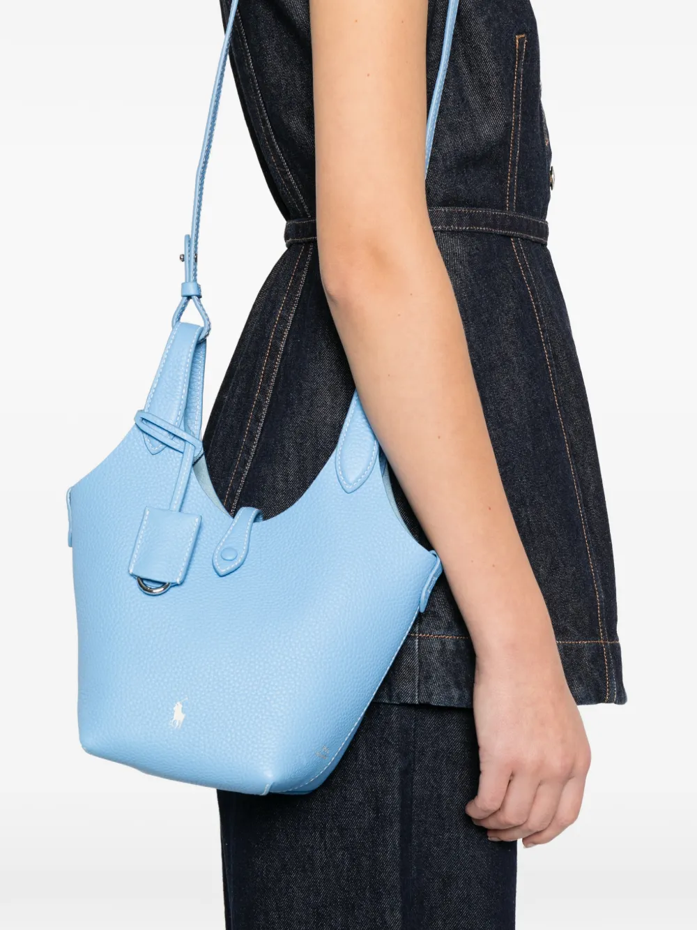 Blue bag worn by a person, showing the bag'fit
