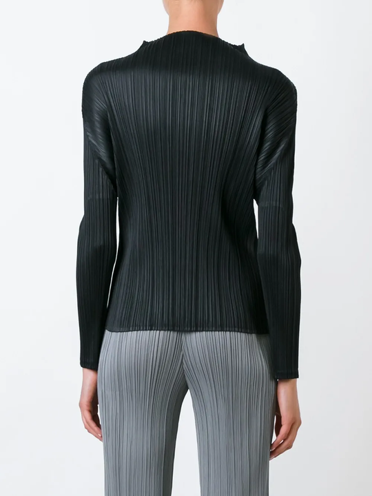 Black shirt, full body view