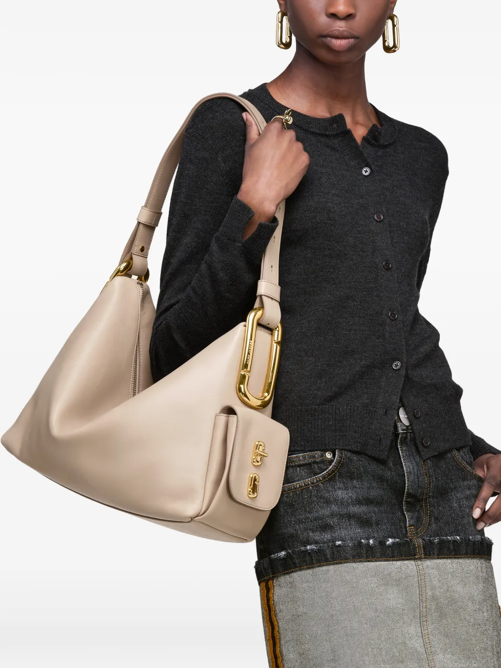 Beige bag carried by a person, showing the bag fit