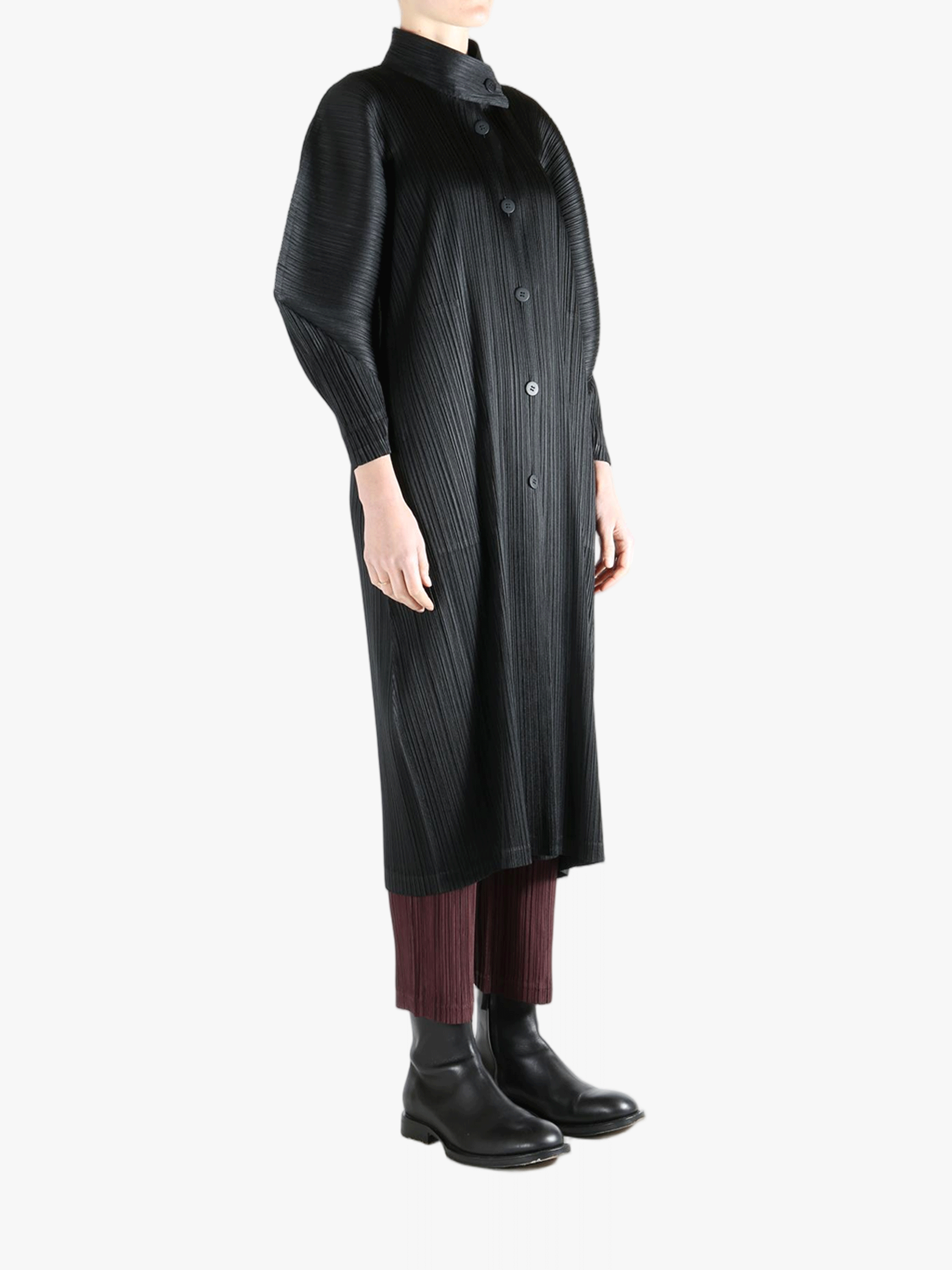 Black jackets-coats worn by a person, showing the jackets-coats'fit