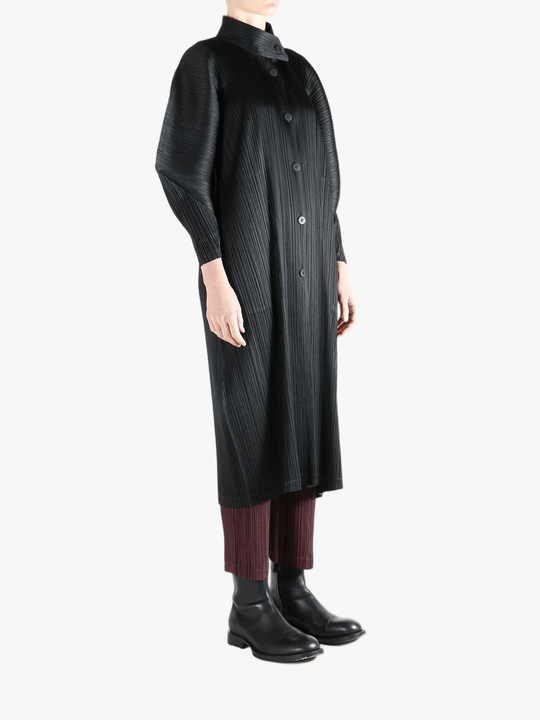 Black jackets-coats worn by a person, showing the jackets-coats'fit