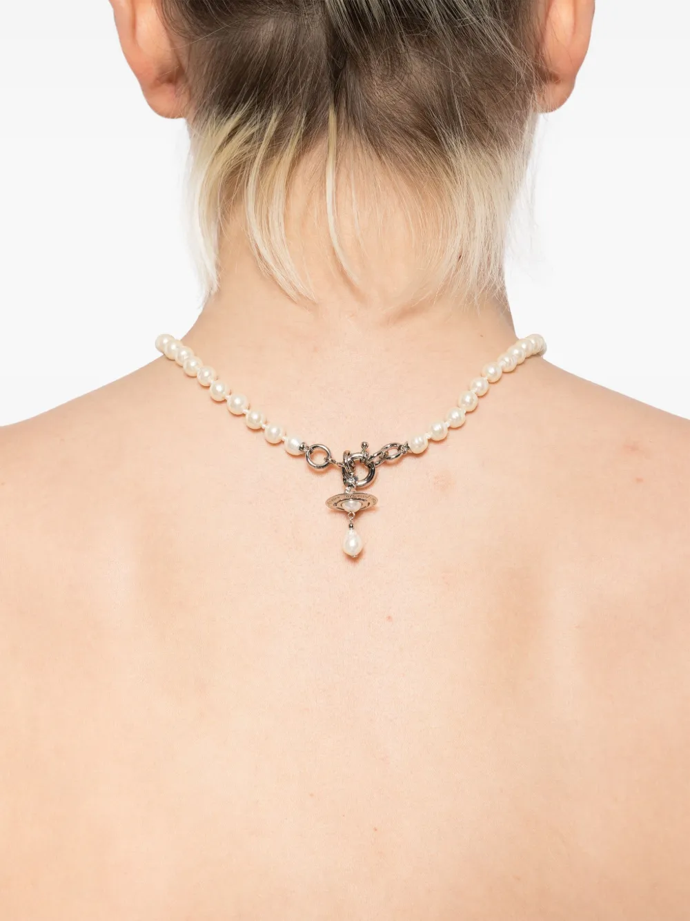 White necklace worn by a person, showing the necklace's fit