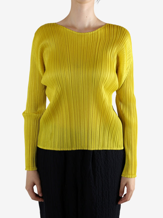 Yellow top worn by a person, showing the top fit