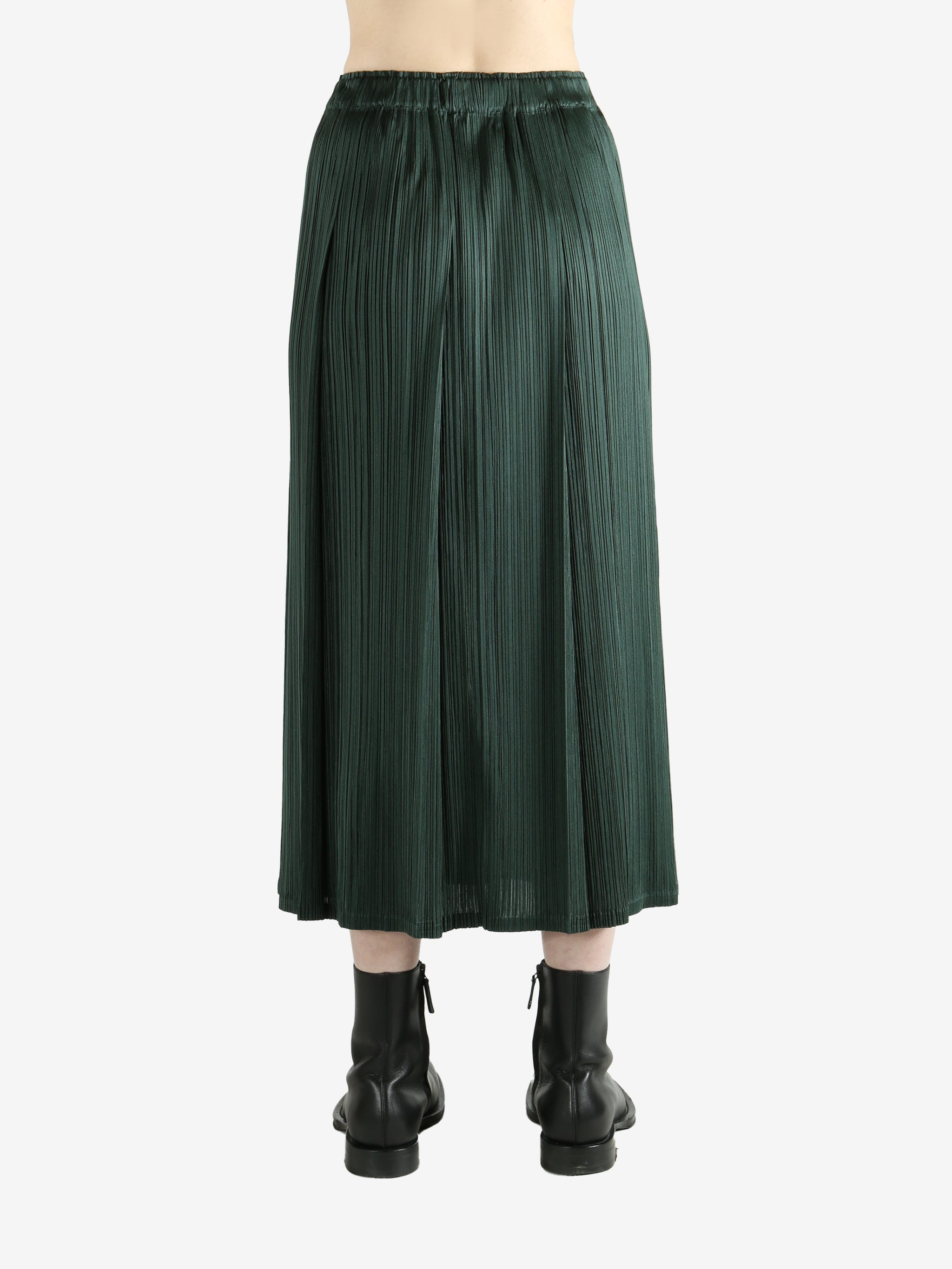 Green skirt worn by a person, showing the skirt's fit