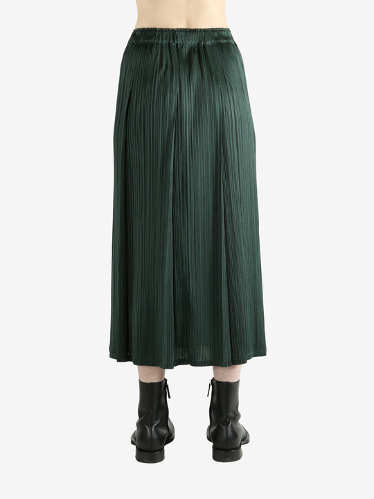 Green skirt worn by a person, showing the skirt's fit
