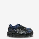 Black sneakers,front view