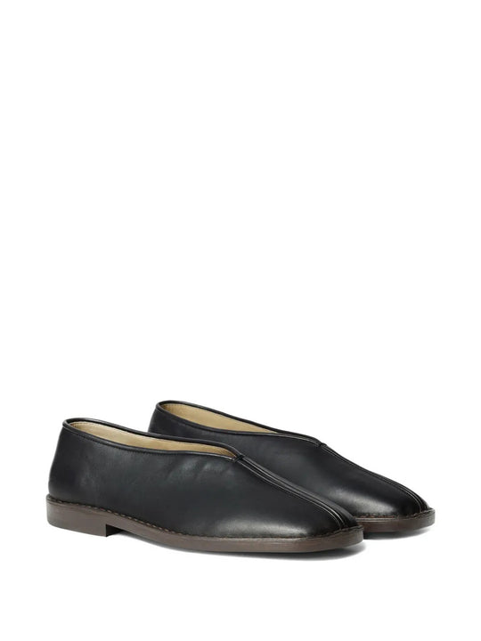 Black shoes, front view