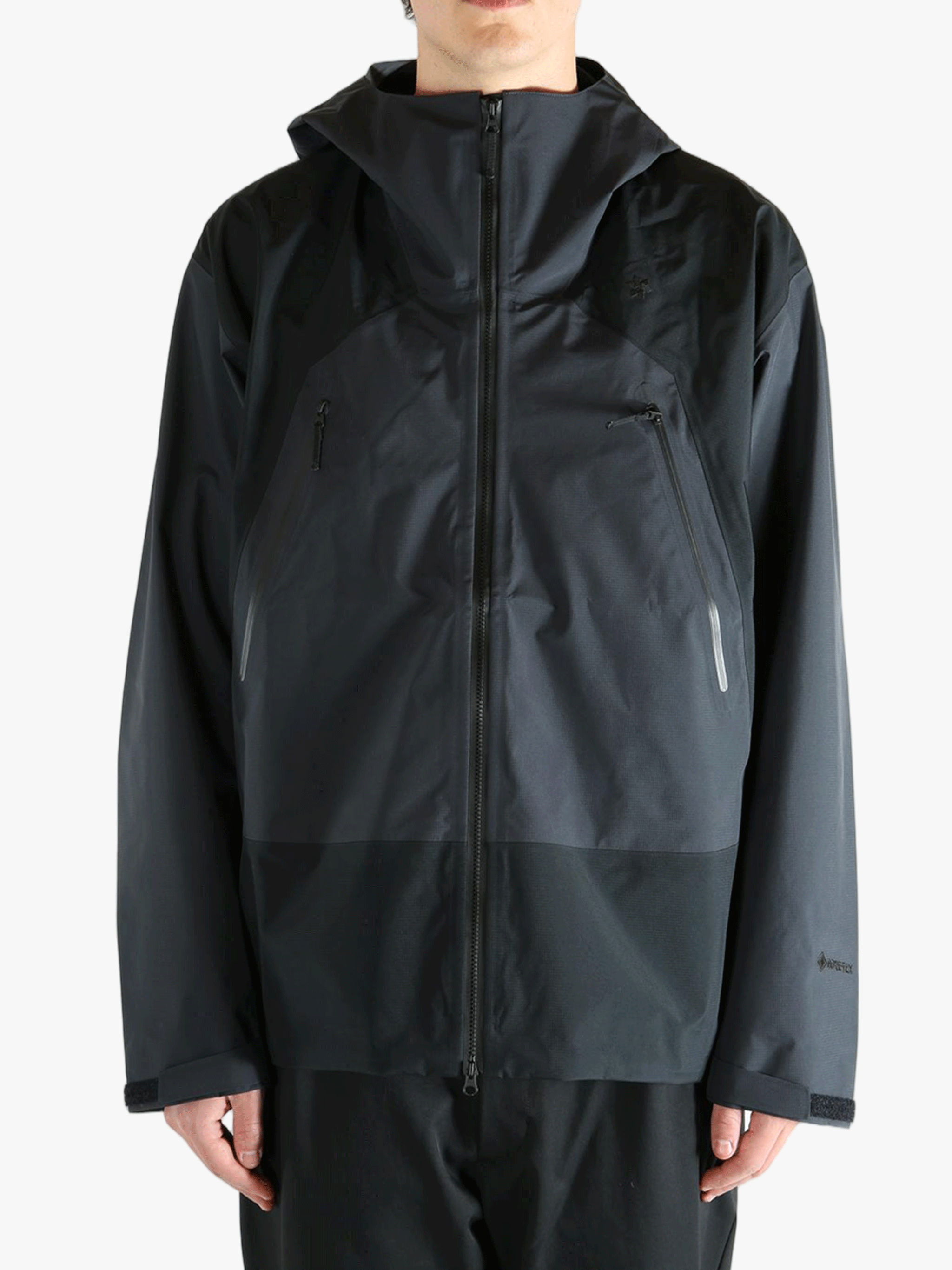 Black jacket worn by a person, showing the  jacket's fit