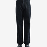 Black pants worn by a person,○showing the pants fit