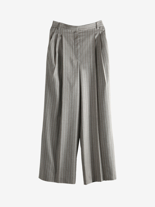 Grey pants,front view