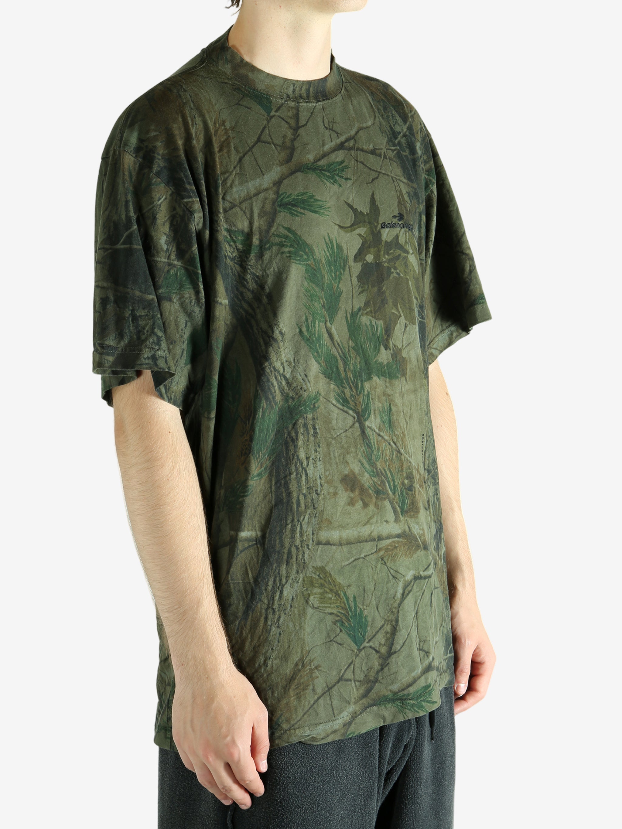 Green t-shirt worn by a person, showing the t-shirt's fit