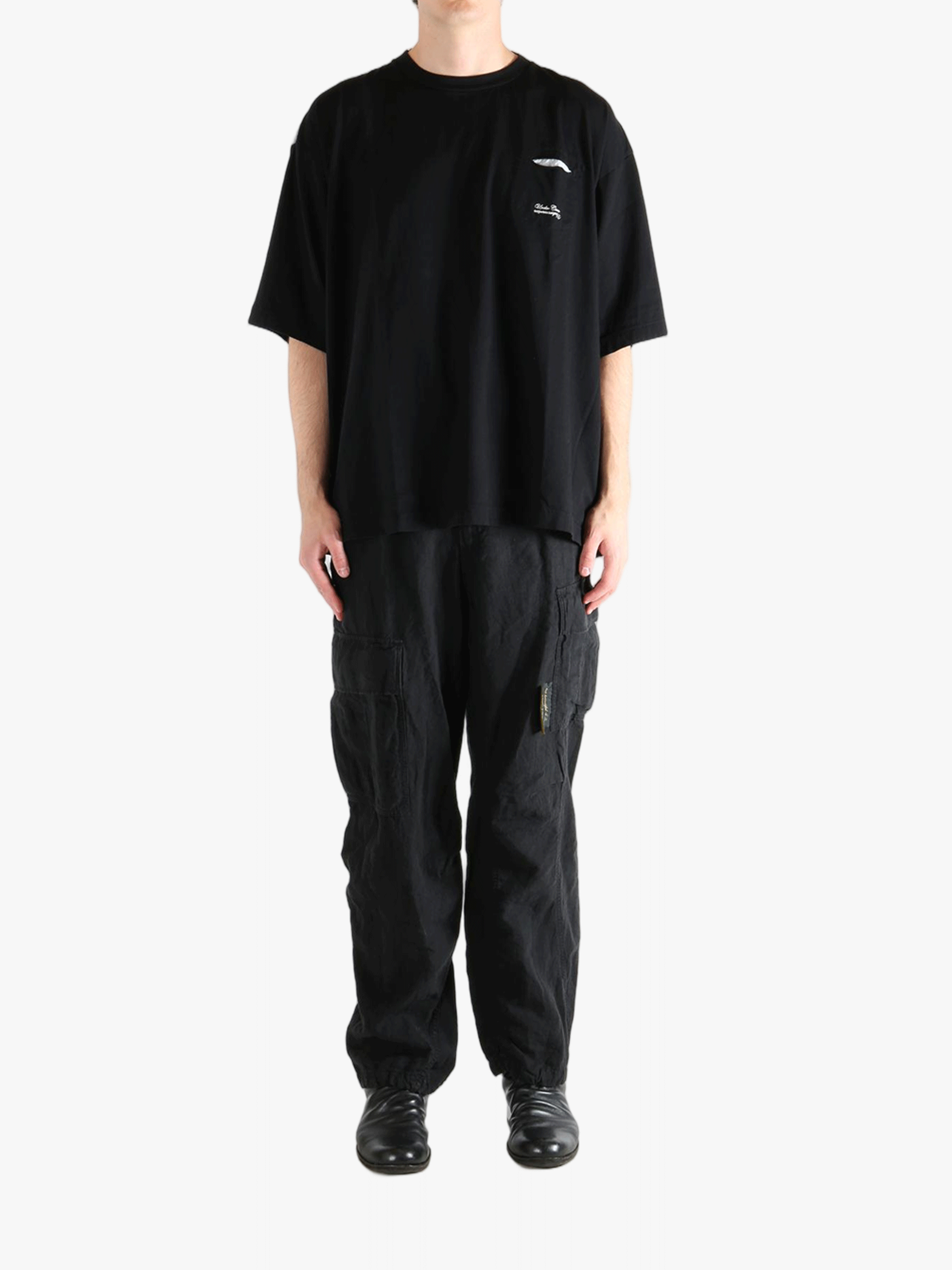 Black t-shirt,full body view