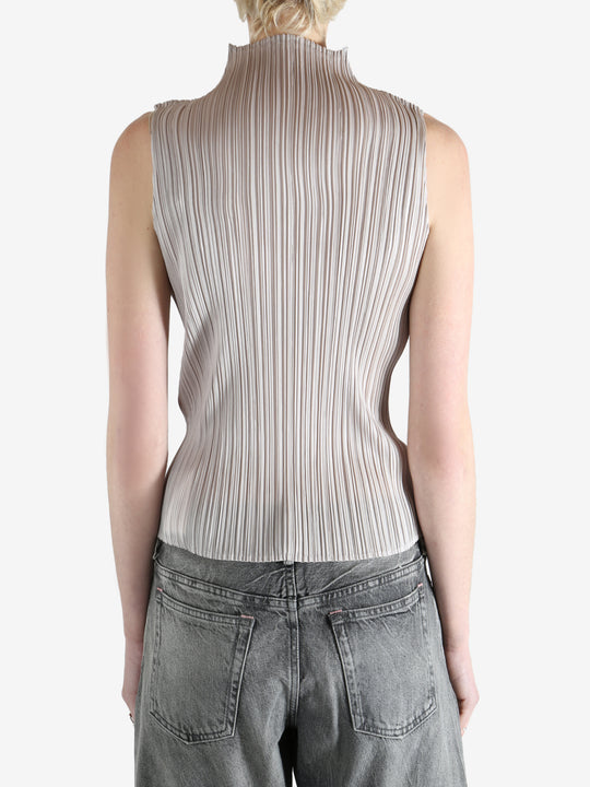 Grey tops worn by a person, showing the  tops fit