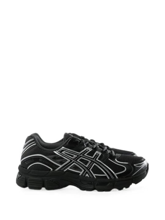 Black shoes, front view