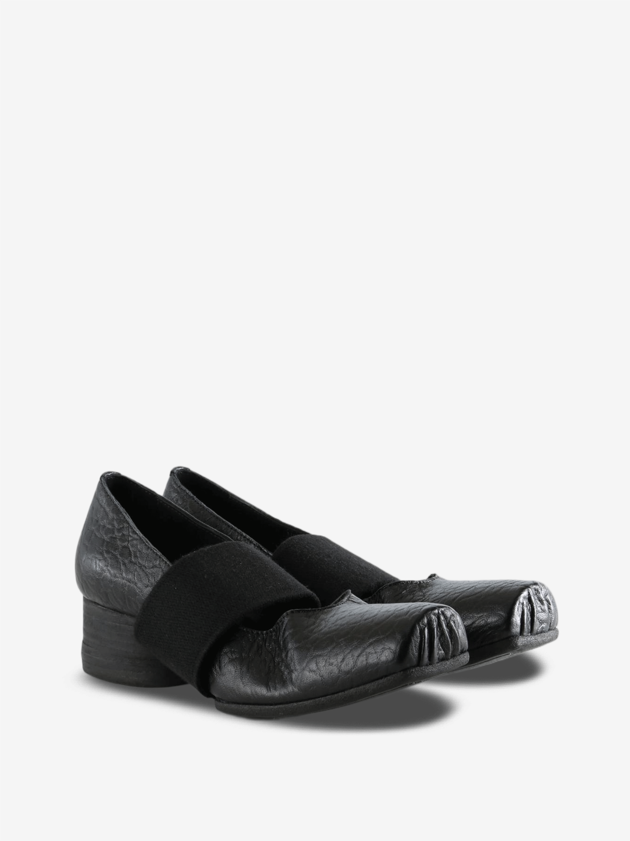 Black shoes, front view