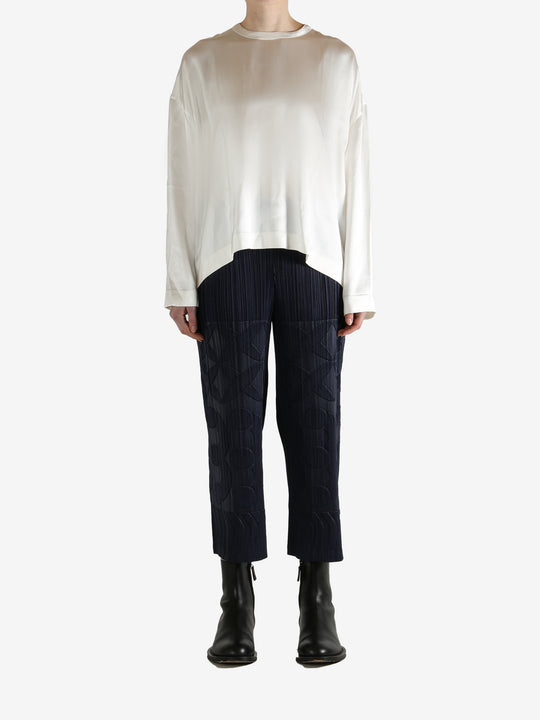 white long-sleeve shirt,full body view