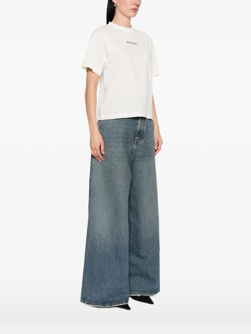 White T-shirt, full body view