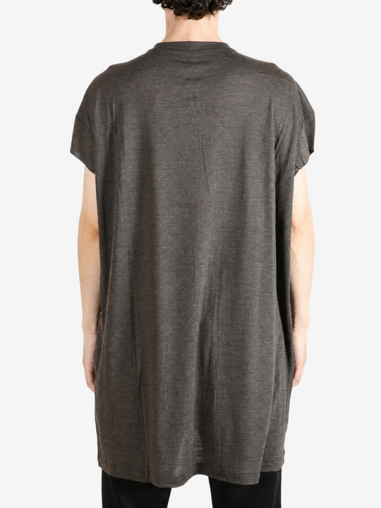 Grey t-shirt, full body view