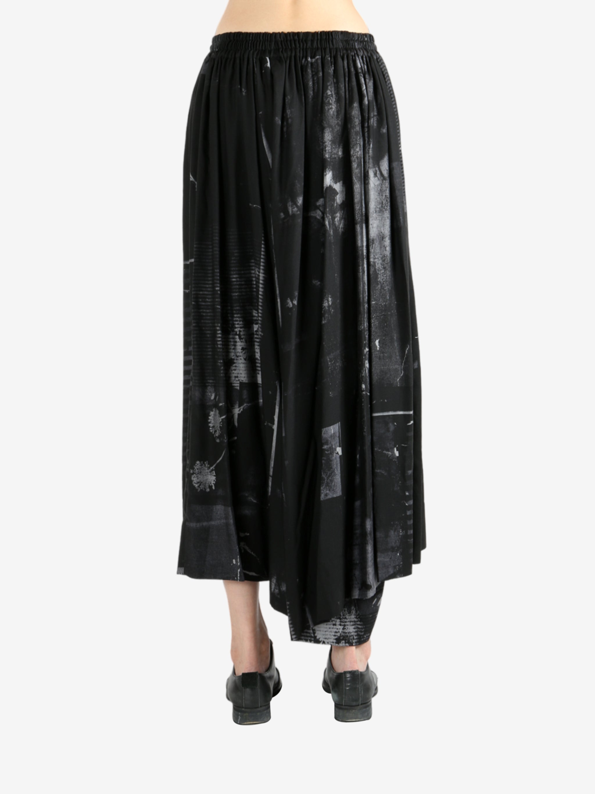 Black pants worn by a person, showing the pants's fit