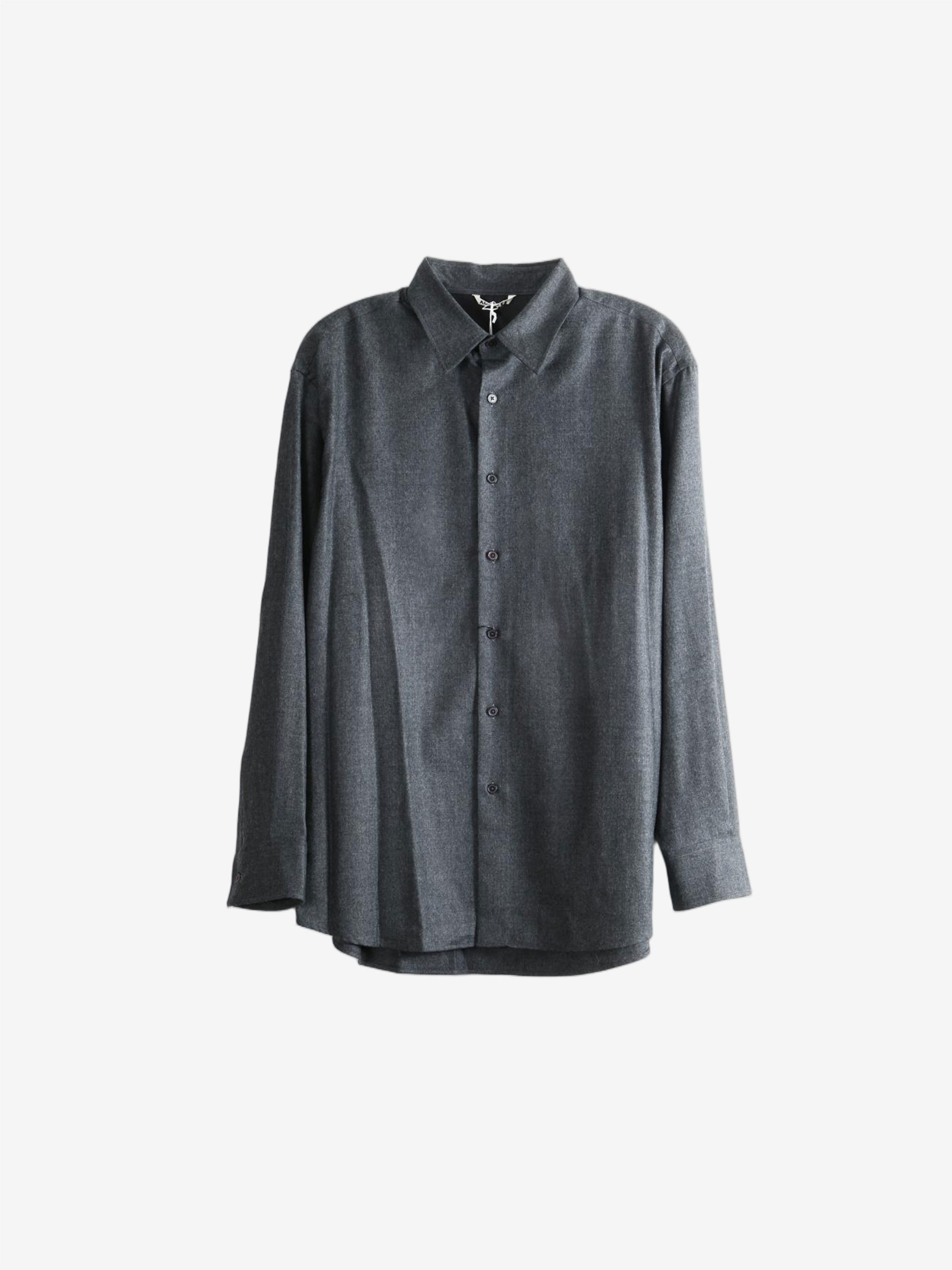 Grey shirt, front view