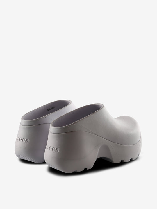 White shoes,back view