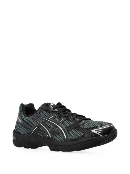 Black shoes, front view