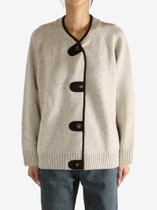 White knitwear worn by a person,showing the knitwear's fit