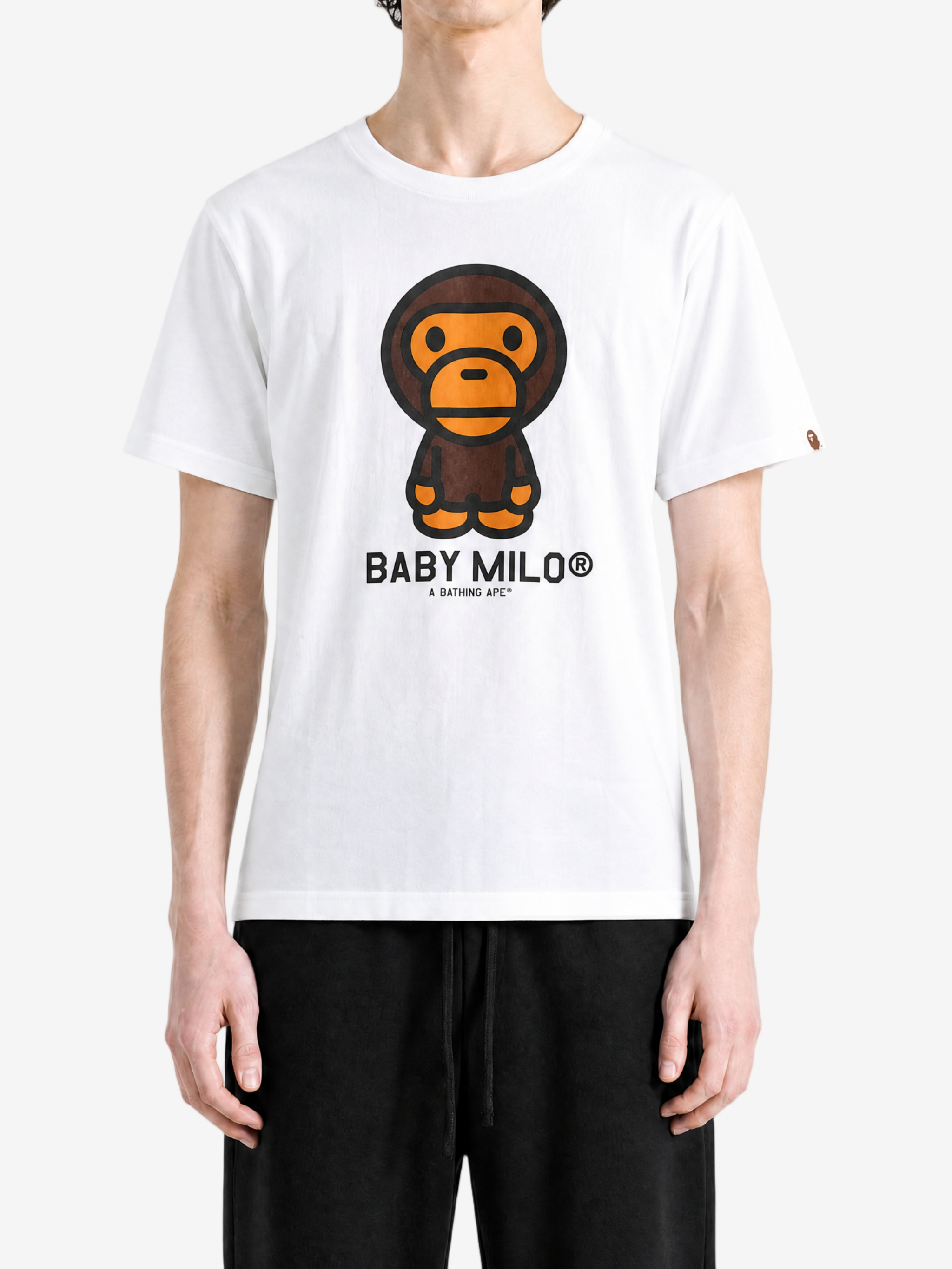 White t-shirt, full body view