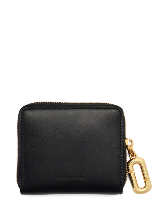 Black accessories, front view