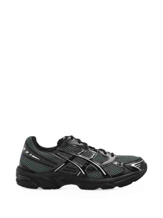Black shoes, front view