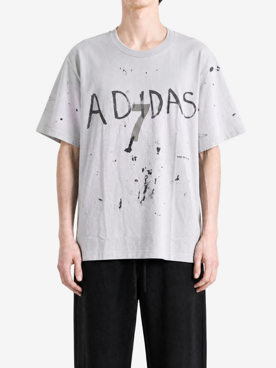 Grey t-shirt, full body view