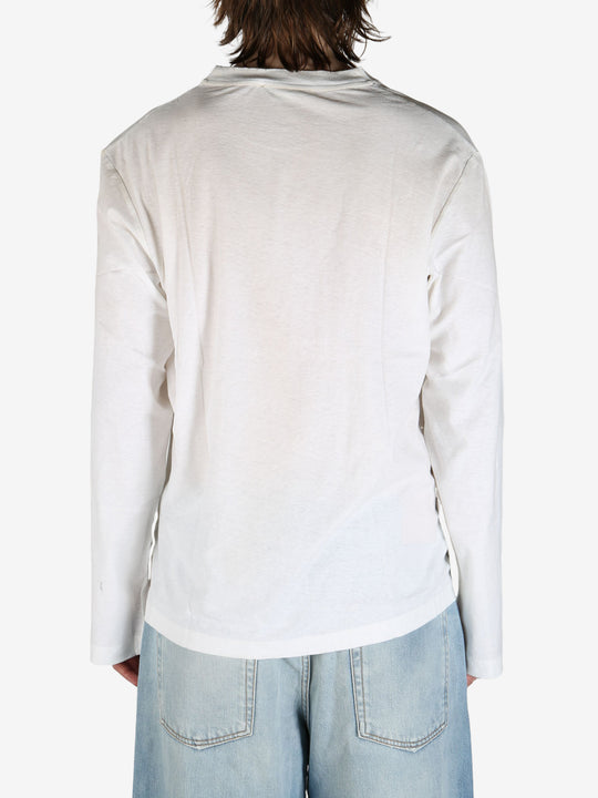 White tee worn by aperson, showing the tee's fit